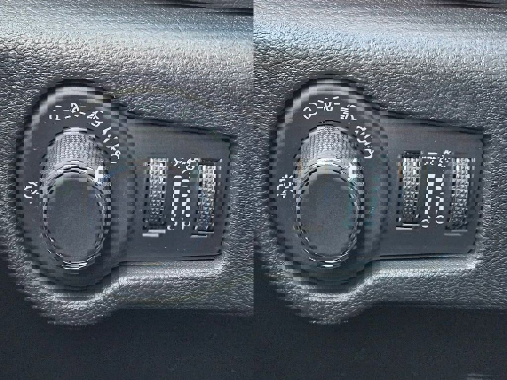 New 2026 Chrysler Voyager LX image 19