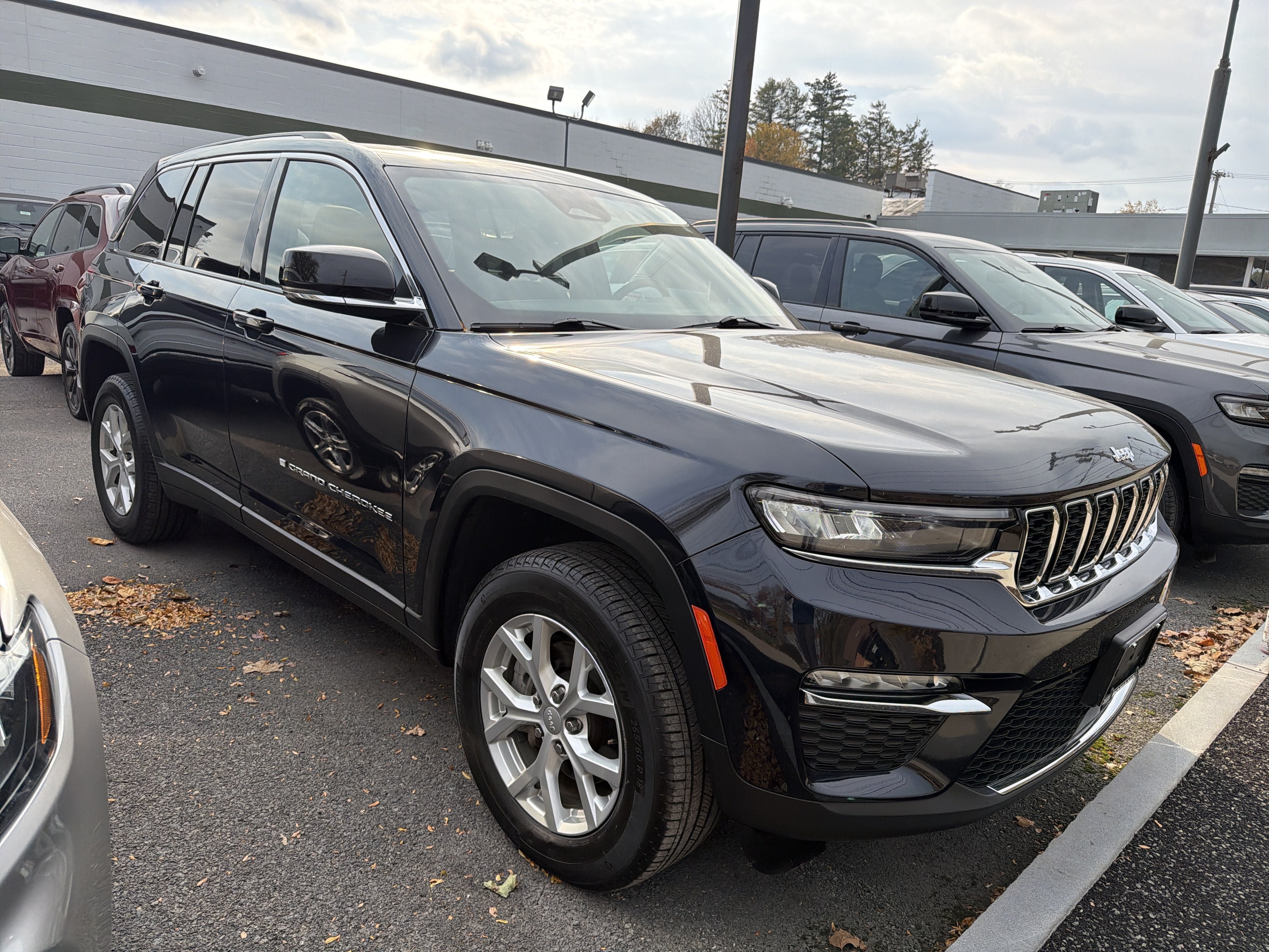 Used 2023 Jeep Grand Cherokee Limited AWD/4WD image 2
