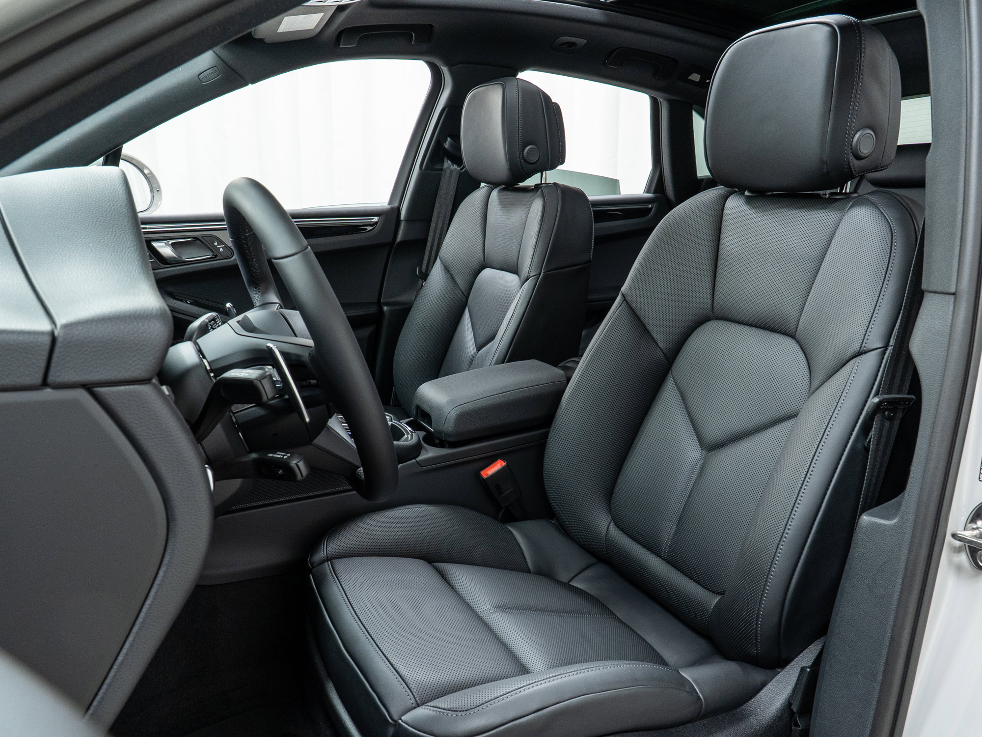 Used 2025 Porsche Macan image 17