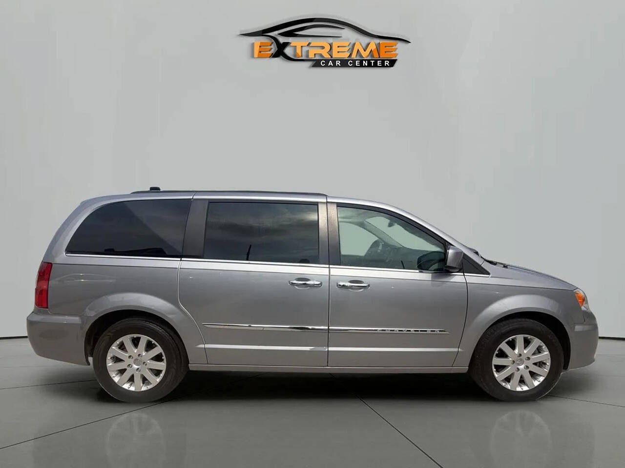 Used 2016 Chrysler Town & Country Touring w/ Driver Convenience Group FWD image 9