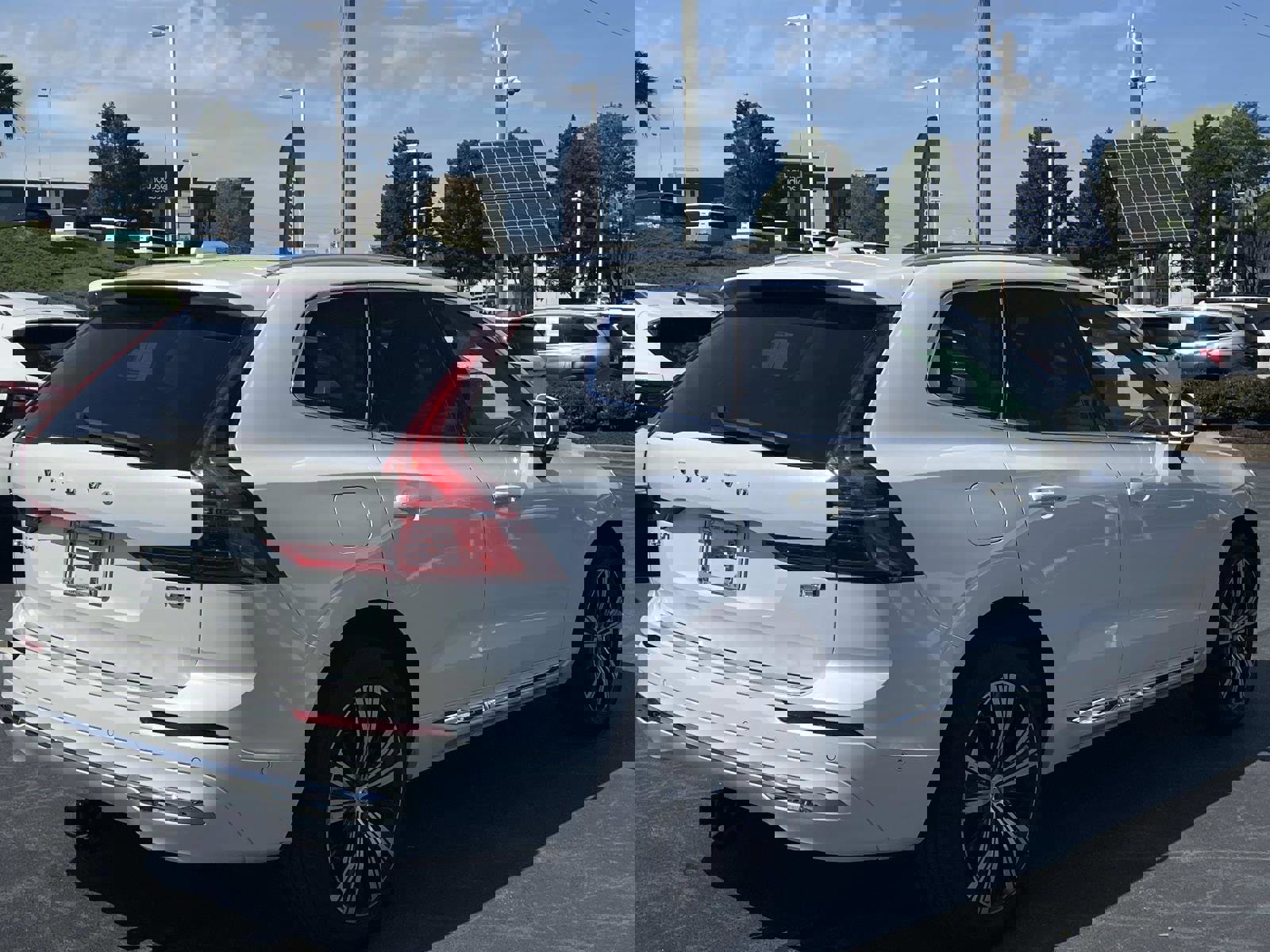 Used 2023 Volvo XC60 B5 Plus w/ Climate Package AWD/4WD image 7