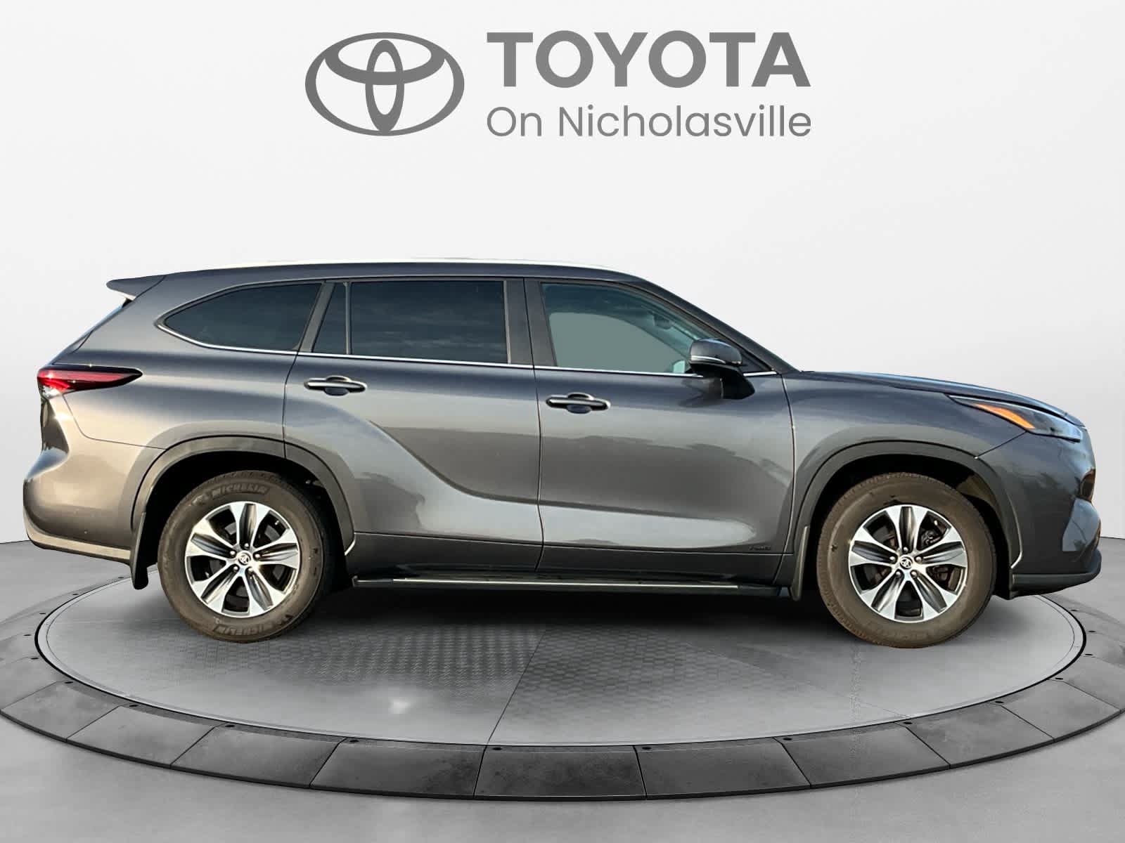 Used 2024 Toyota Highlander XLE AWD/4WD image 6