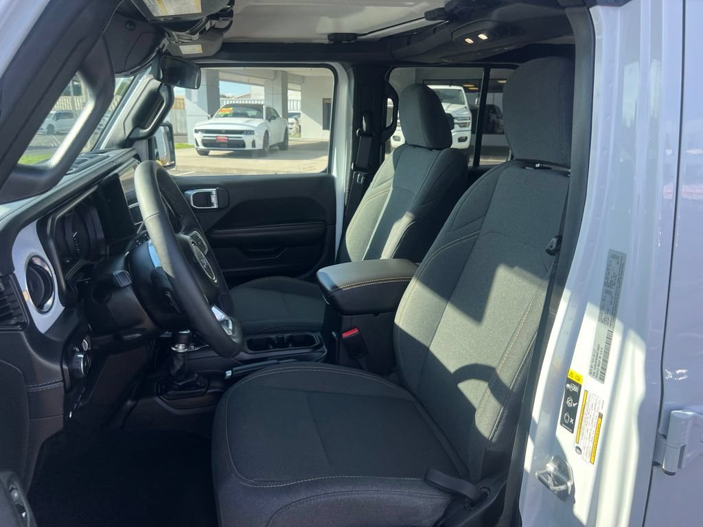 Used 2025 Jeep Wrangler Unlimited Sahara AWD/4WD image 17
