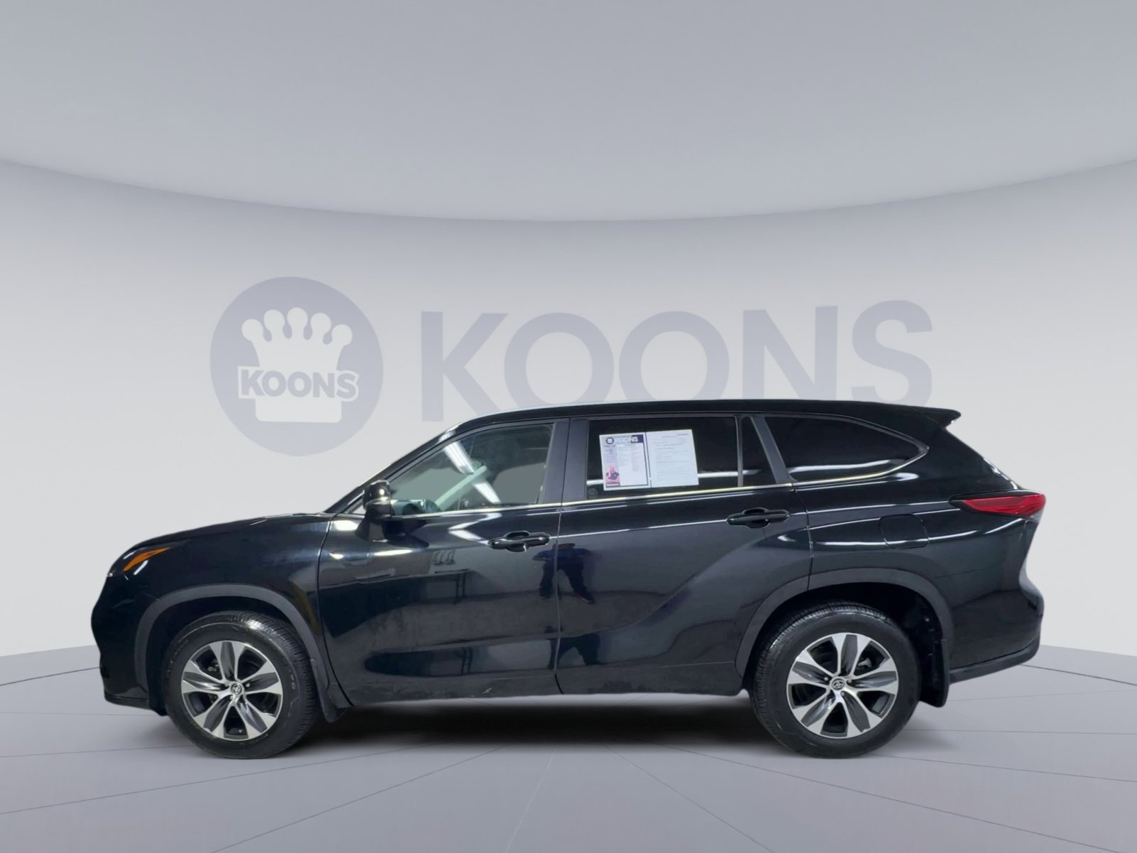 Used 2023 Toyota Highlander XLE AWD/4WD image 7