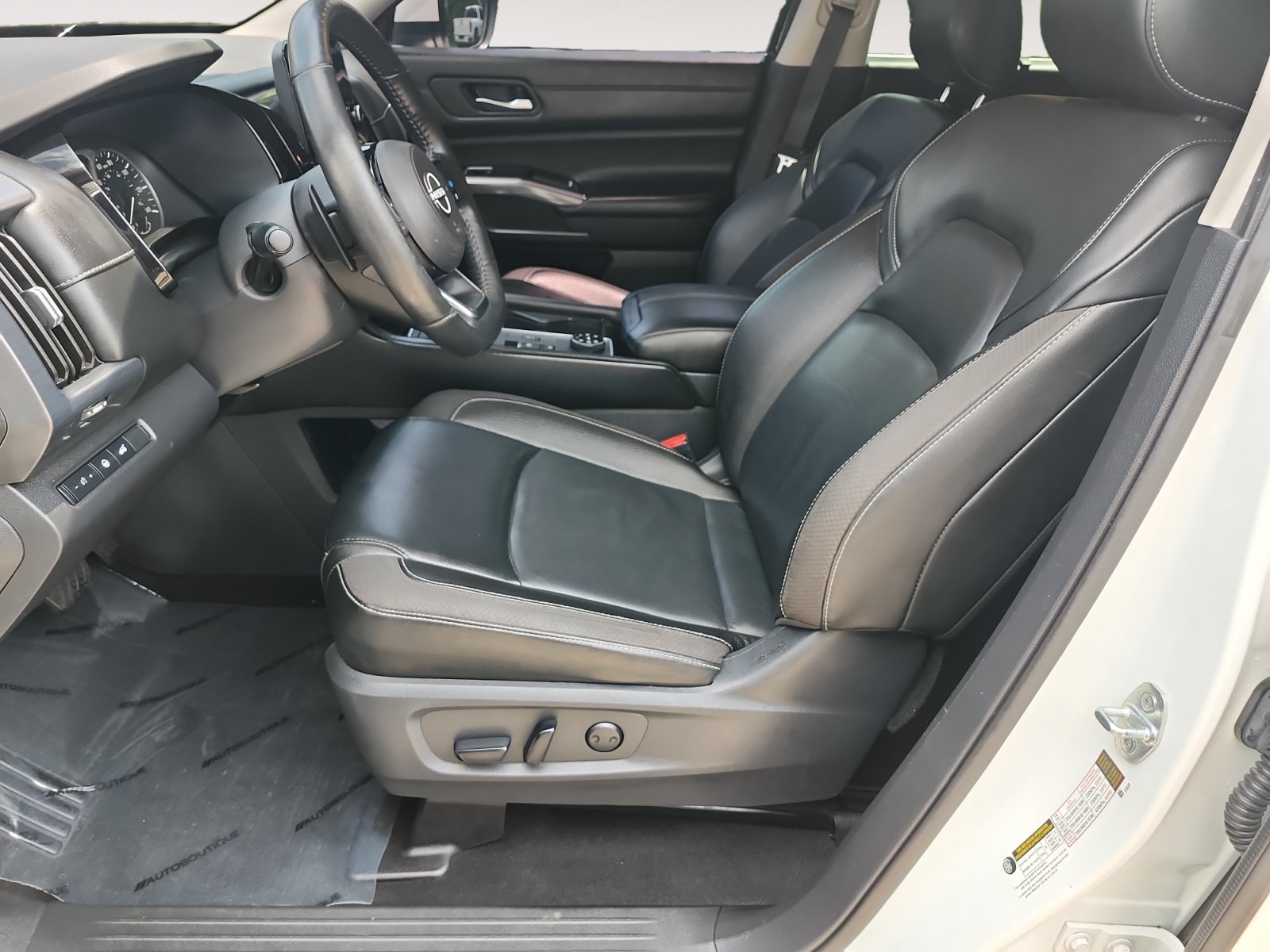 Used 2023 Nissan Pathfinder SL AWD/4WD image 9