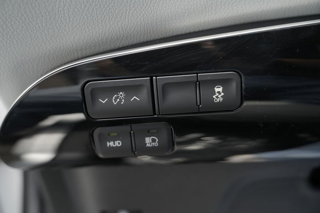 Used 2017 Toyota Prius Four w/ Advanced Technology Package FWD image 41