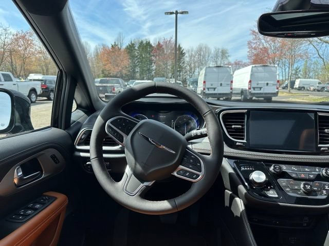 New 2026 Chrysler Pacifica Pinnacle w/ Trailer Tow Group FWD image 18