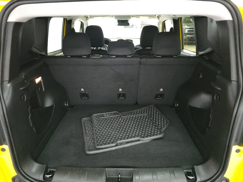 Used 2023 Jeep Renegade Latitude AWD/4WD image 11