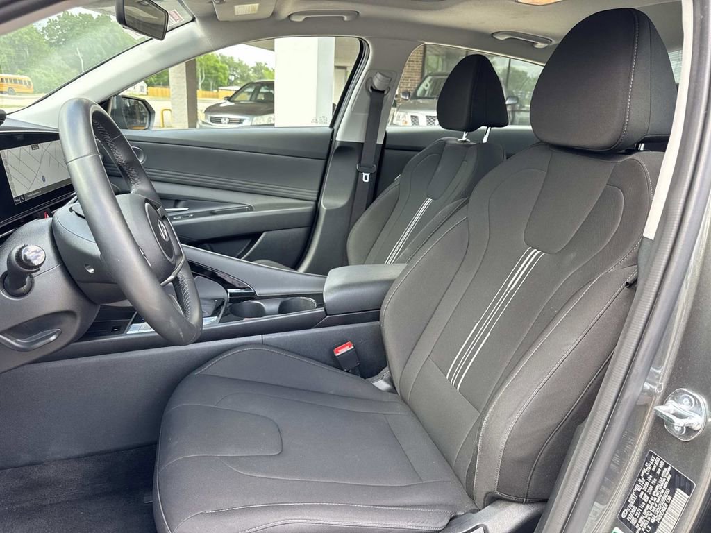 Used 2025 Hyundai Elantra SEL image 33