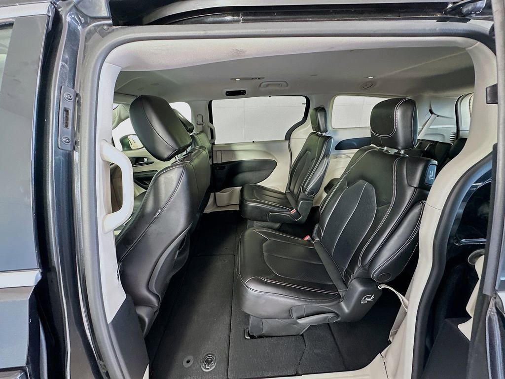 Used 2023 Chrysler Pacifica Touring-L image 22