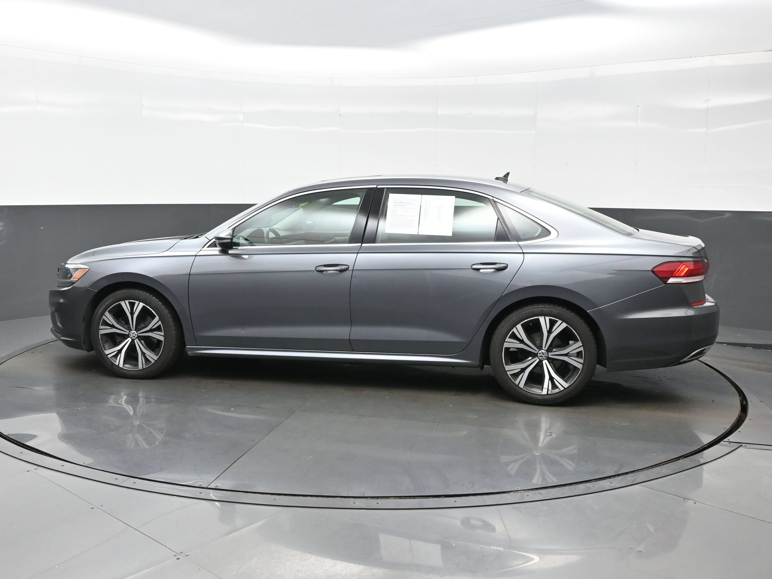Used 2021 Volkswagen Passat 2.0T SE FWD image 3