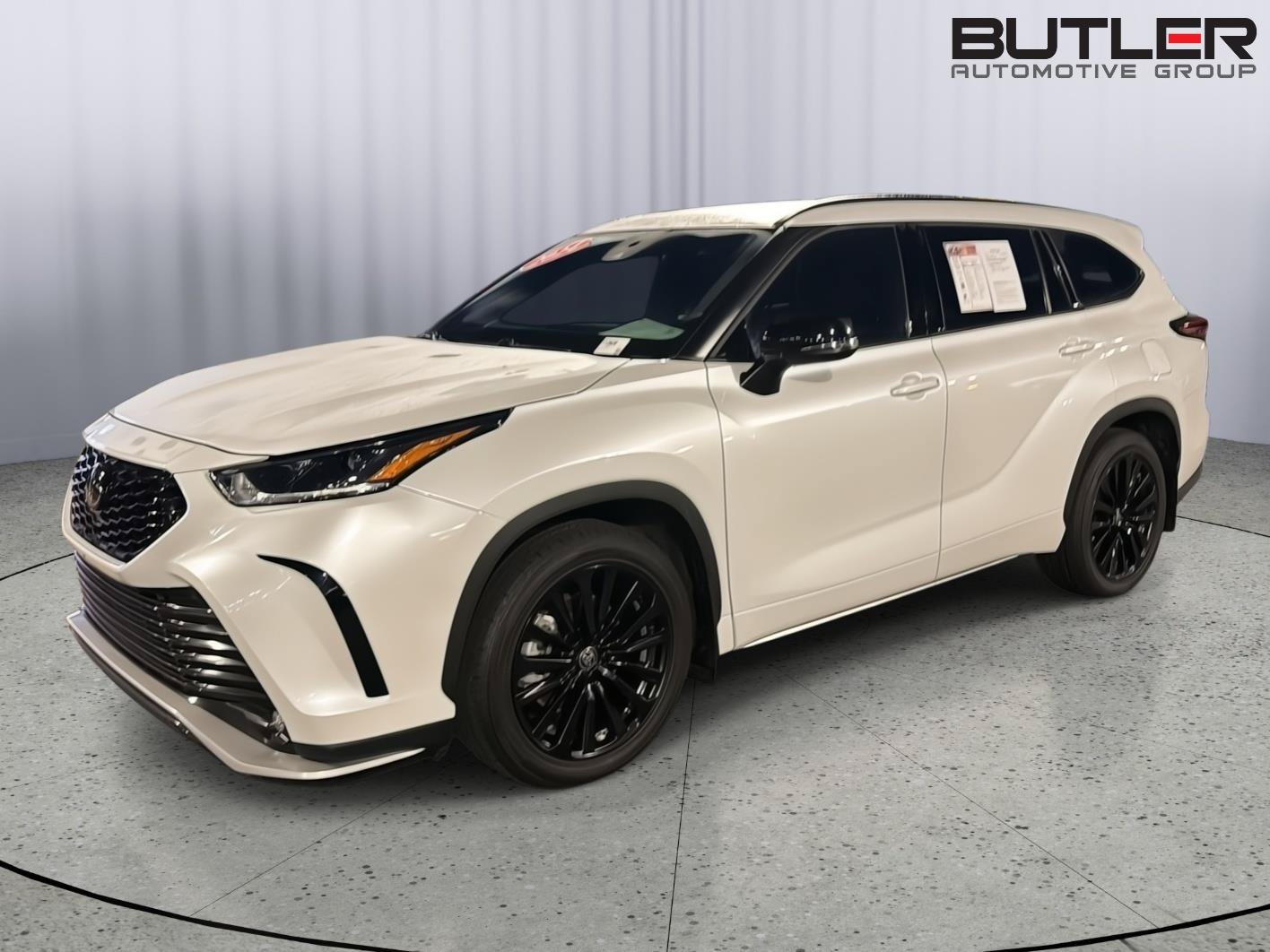 Used 2024 Toyota Highlander XSE FWD image 2