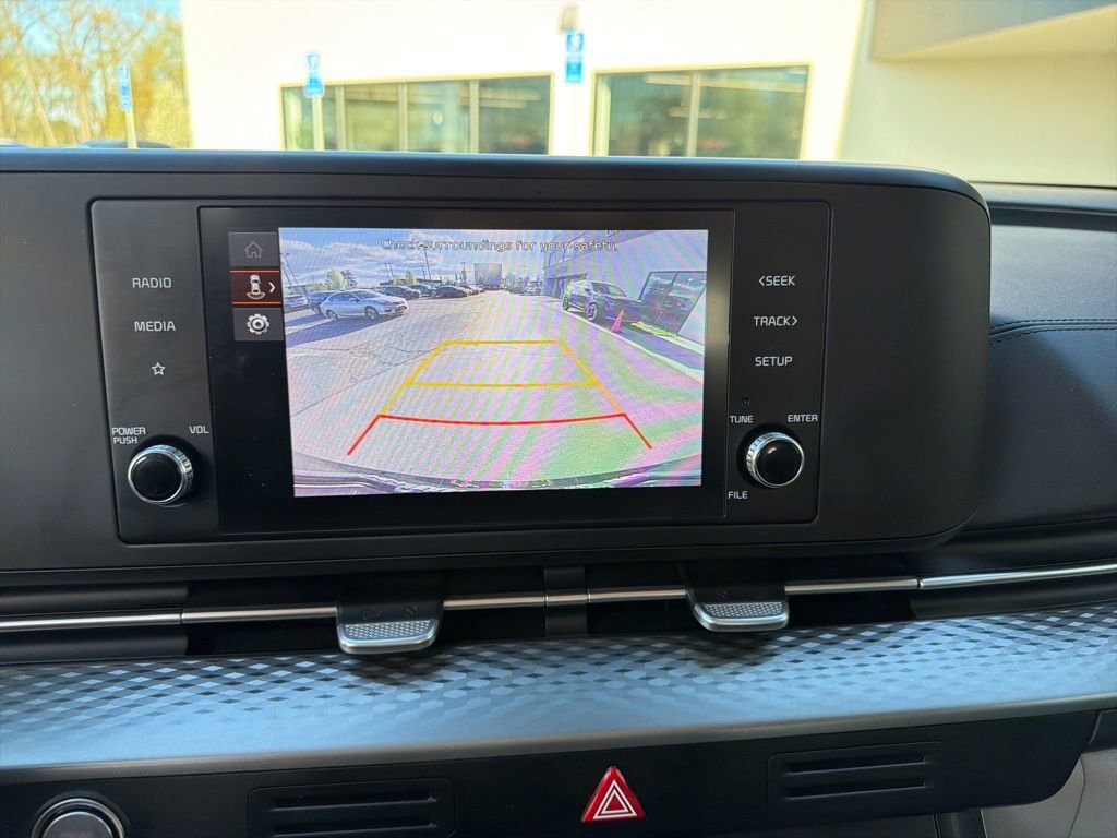 Used 2024 Kia Carnival LX FWD image 31