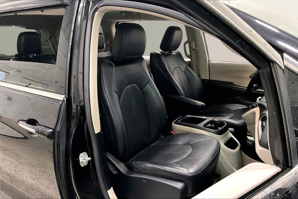 Used 2021 Chrysler Pacifica Touring-L image 26