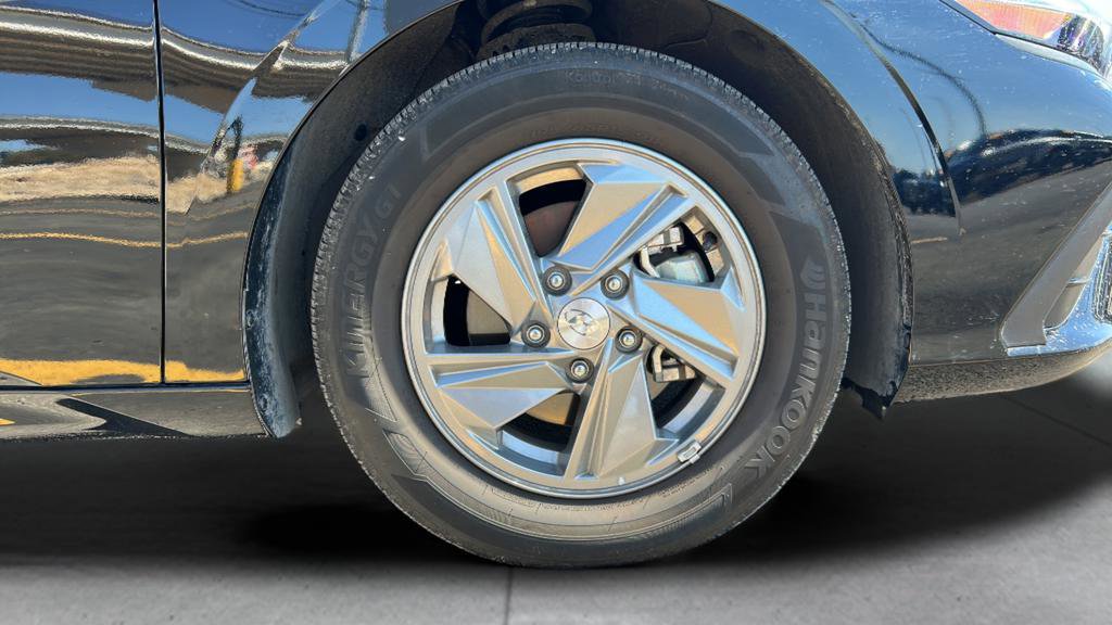 Certified 2025 Hyundai Elantra SE image 30