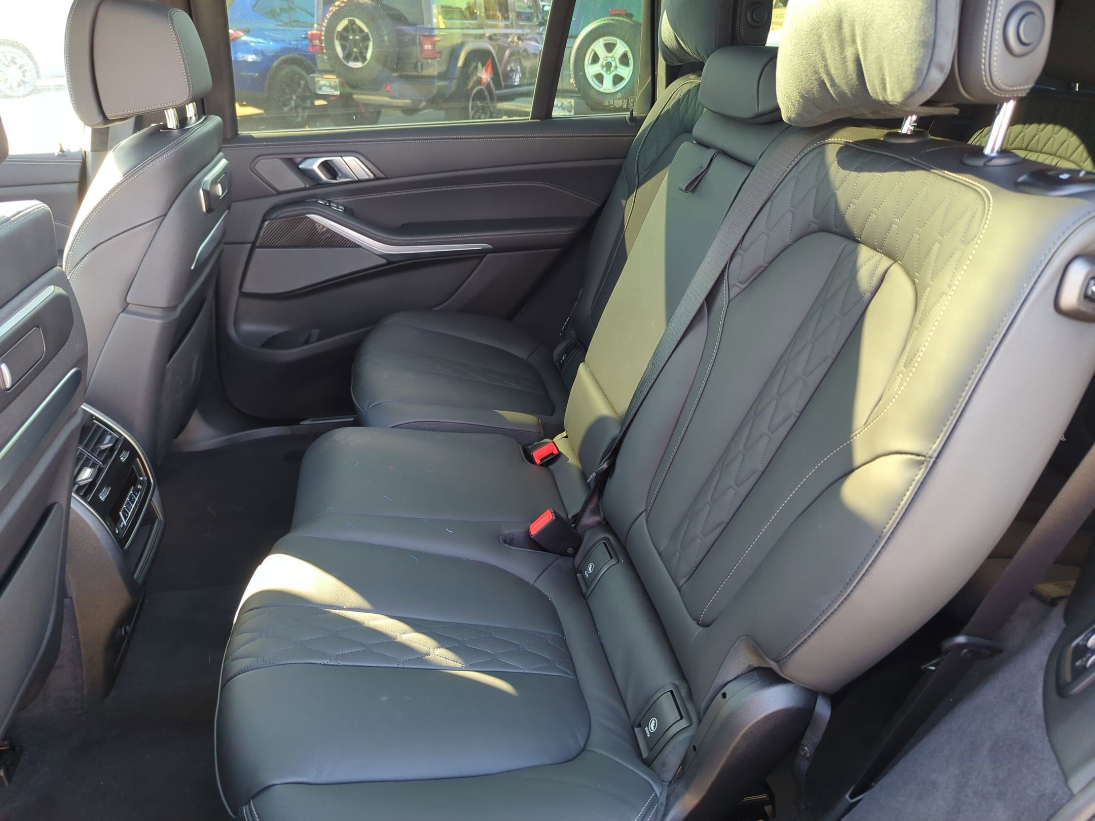 Used 2025 BMW X7 M60i w/ Executive Package image 31