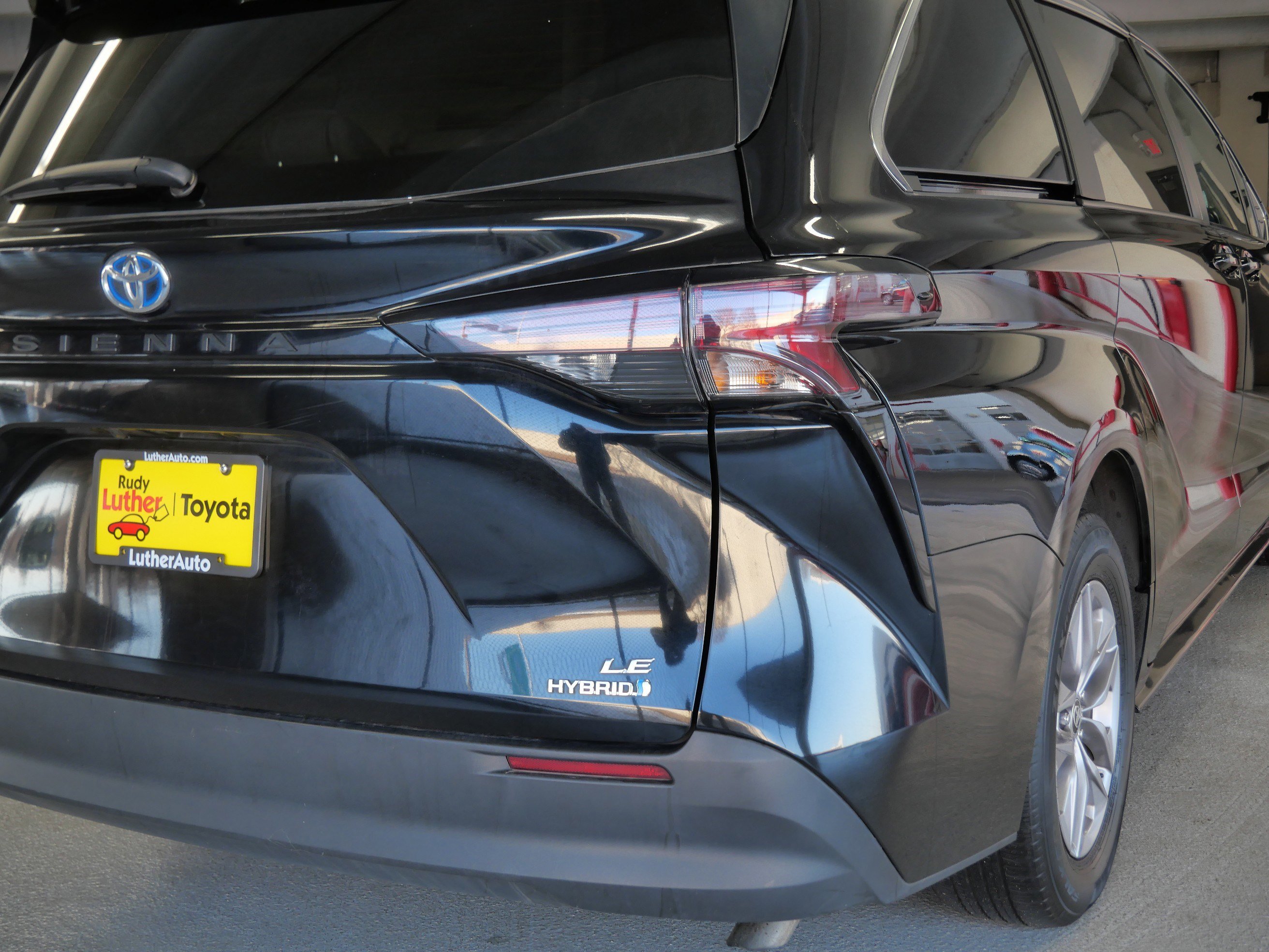 Certified 2024 Toyota Sienna LE image 18