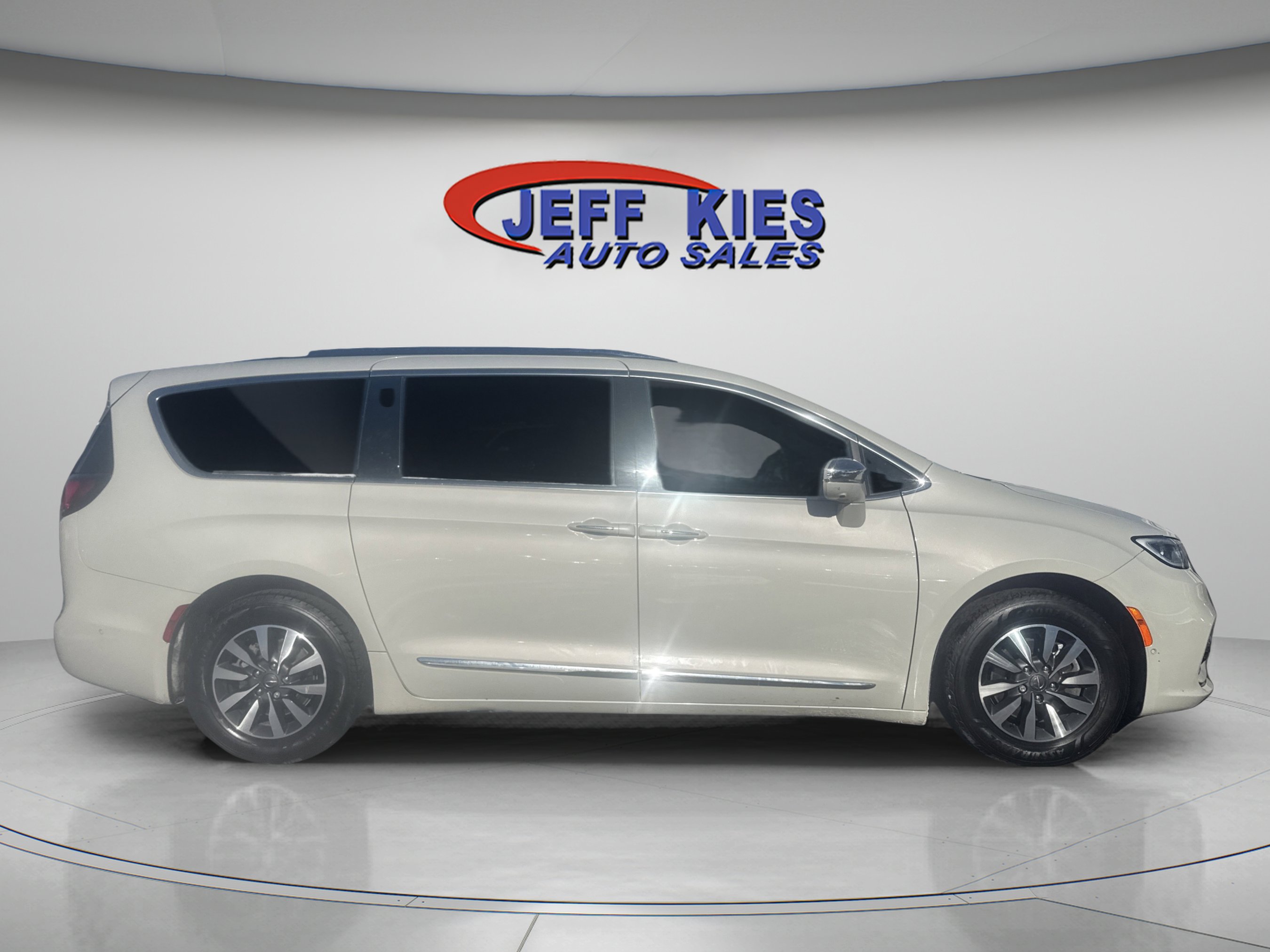 Used 2021 Chrysler Pacifica Limited w/ Uconnect Theater Family Group image 4