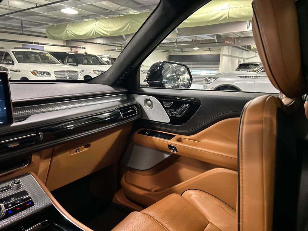 Used 2023 Lincoln Aviator Black Label w/ Dynamic Handling Package AWD/4WD image 28