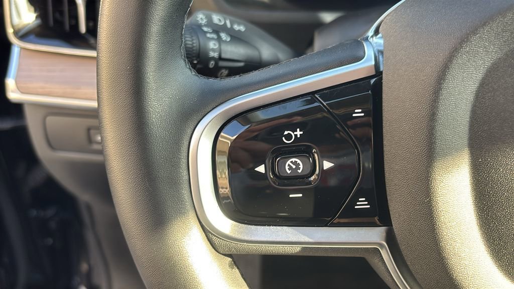 Certified 2025 Volvo XC90 B6 Plus AWD/4WD image 16