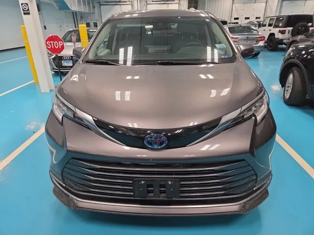 Used 2023 Toyota Sienna Limited AWD/4WD image 11