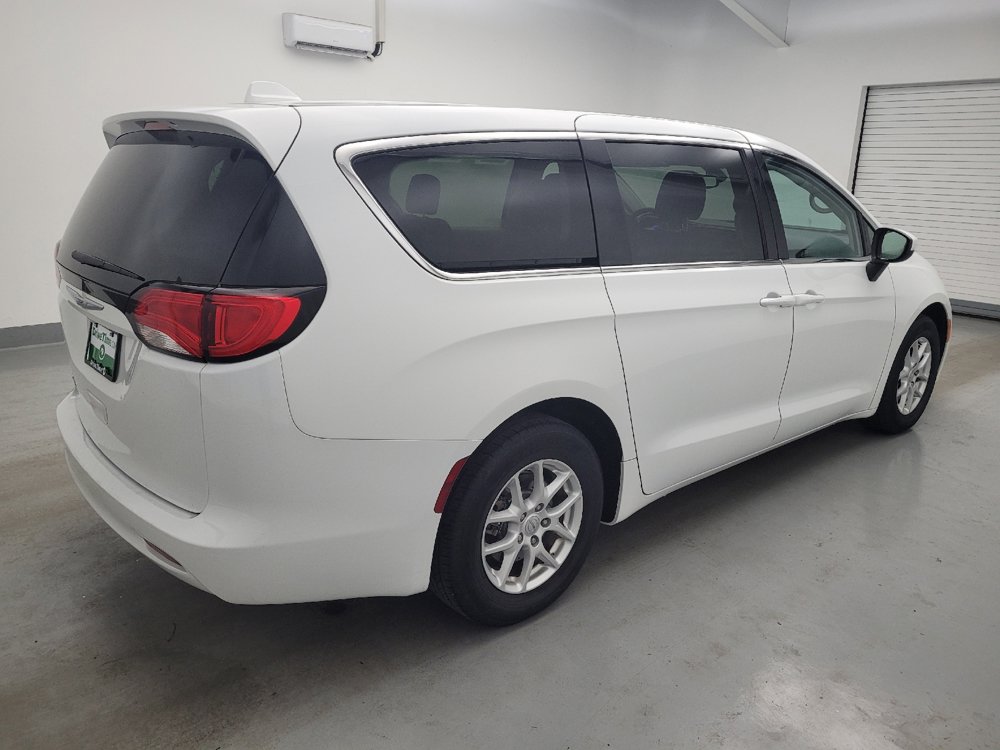 Used 2017 Chrysler Pacifica LX FWD image 10