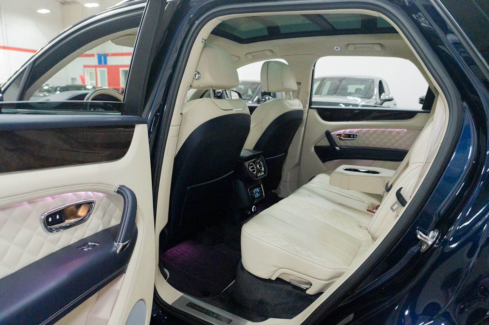 Used 2020 Bentley Bentayga V8 image 26