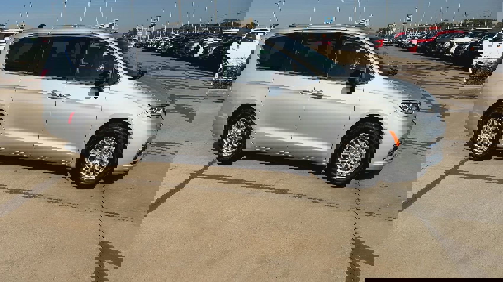 Used 2024 Chrysler Pacifica Touring-L image 9