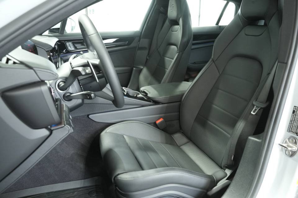New 2025 Porsche Panamera 4 image 5