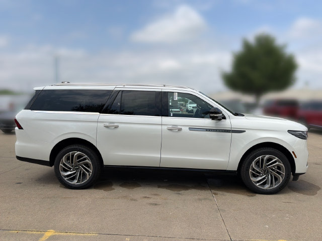 New 2026 Lincoln Navigator L Reserve AWD/4WD image 4