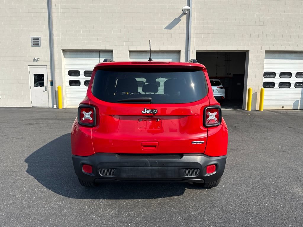 Used 2018 Jeep Renegade Latitude FWD image 3