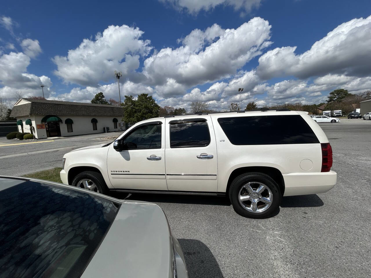 Used 2014 Chevrolet Suburban LTZ image 4