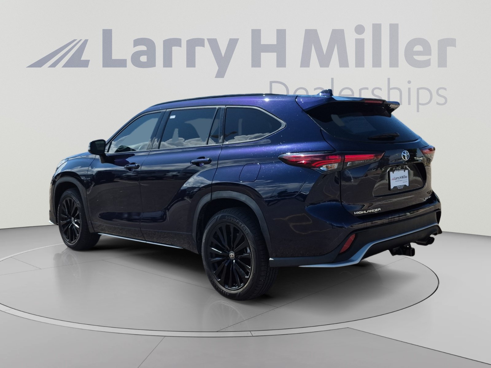 Used 2024 Toyota Highlander XSE AWD/4WD image 3