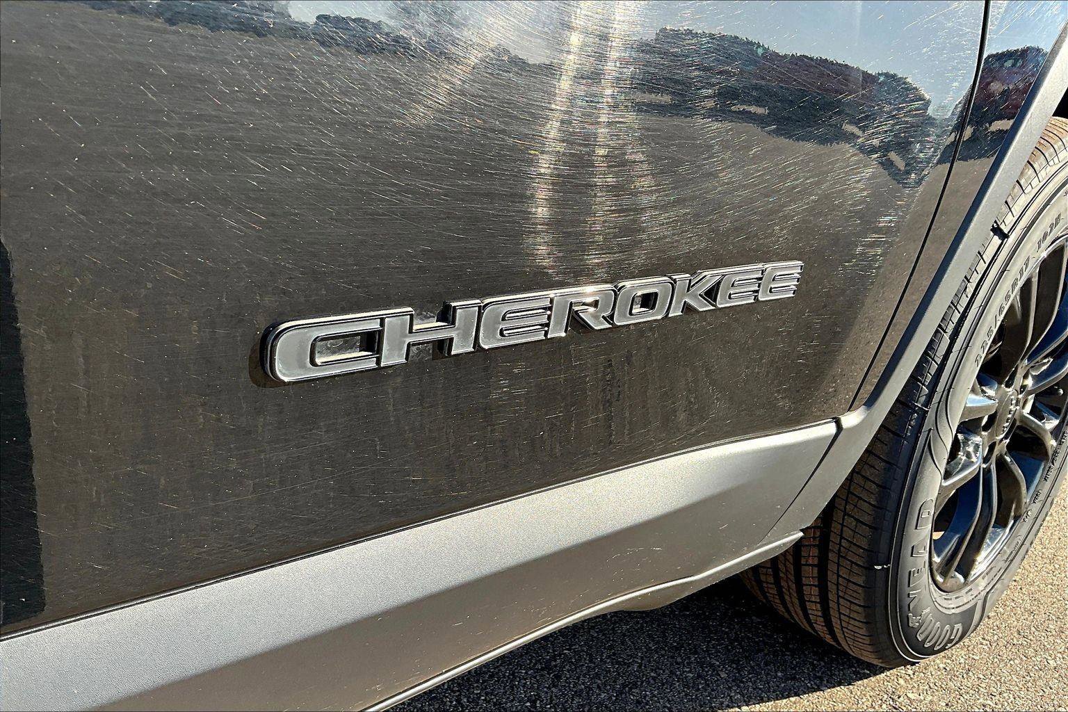 Used 2023 Jeep Cherokee Altitude Lux image 8