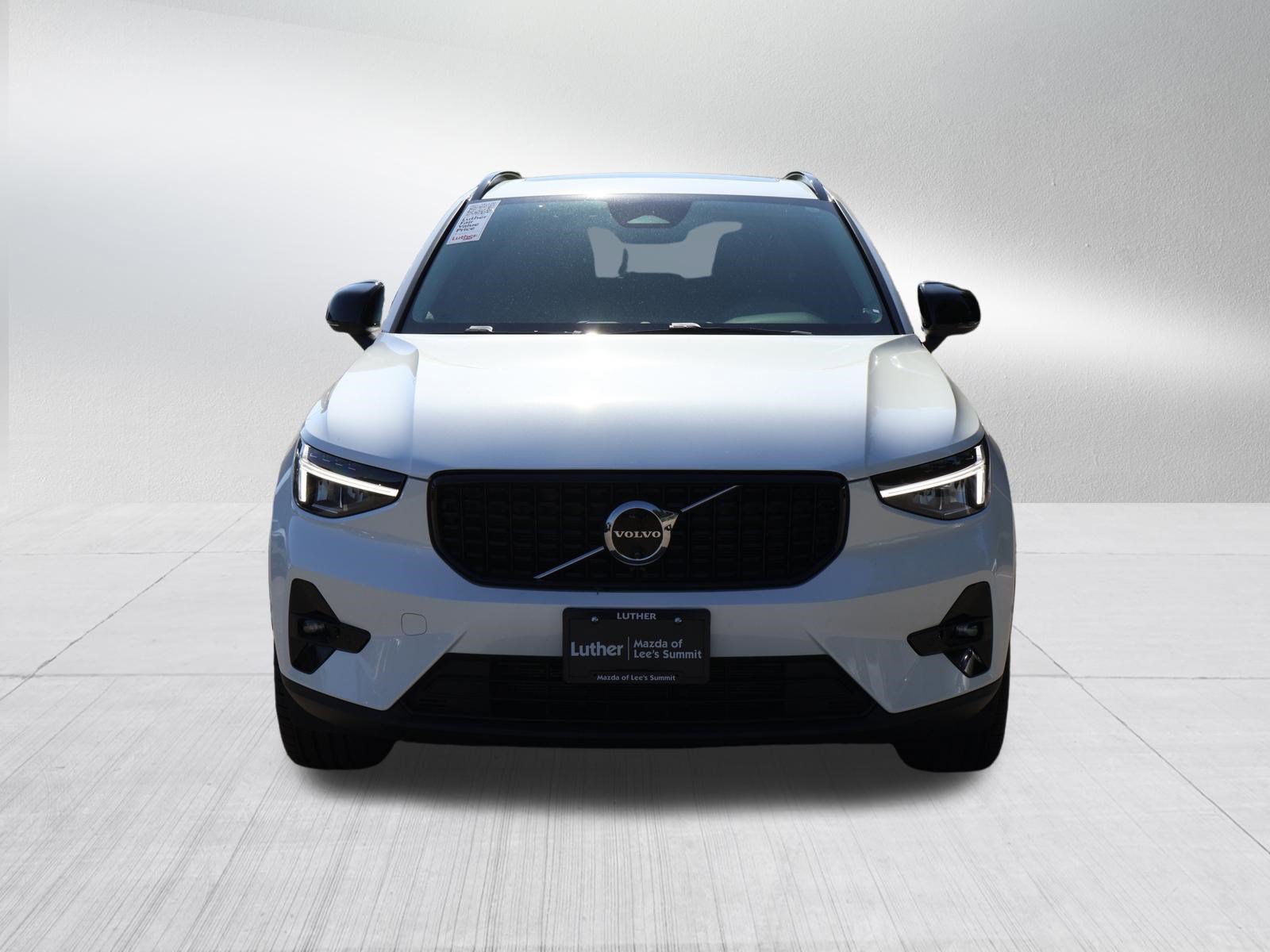 Used 2024 Volvo XC40 B5 Plus w/ Protection Package Premier AWD/4WD image 2