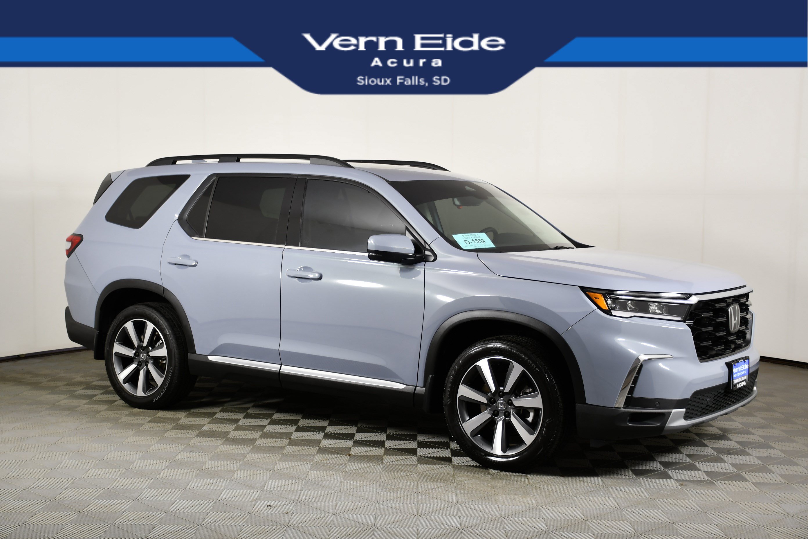 Used 2025 Honda Pilot Touring image 1