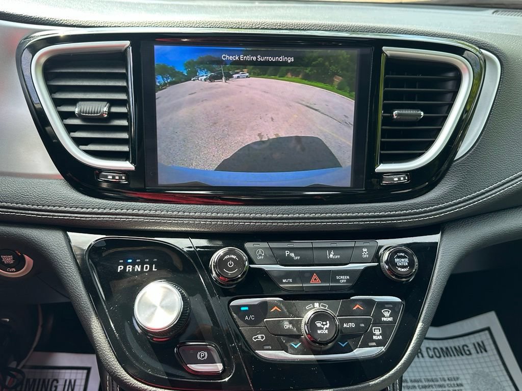 Used 2025 Chrysler Pacifica Limited FWD image 28