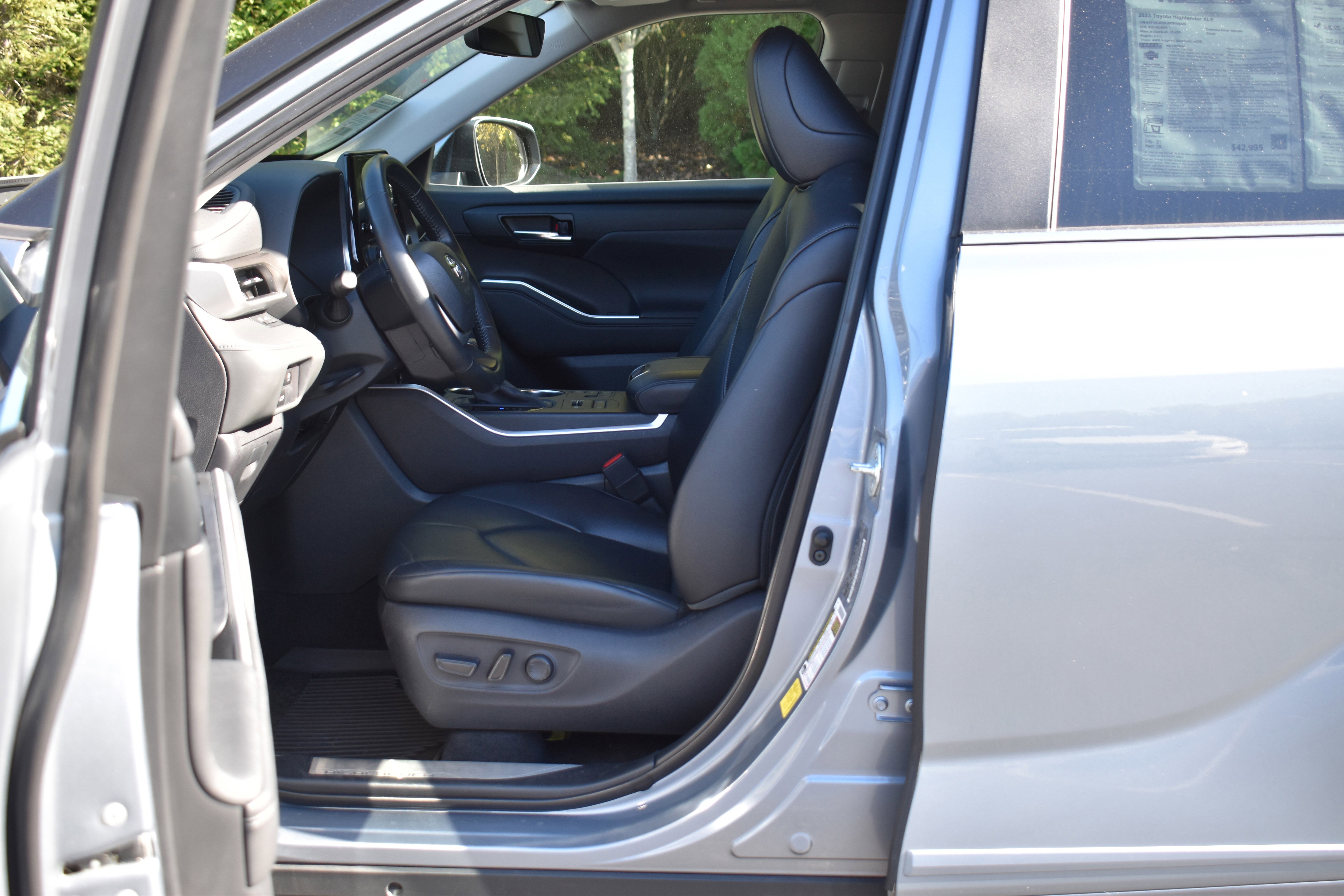 Used 2023 Toyota Highlander XLE image 4