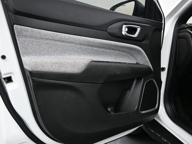 Used 2025 Jeep Compass Sport image 12