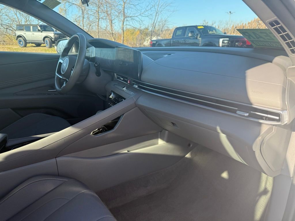 Used 2025 Hyundai Elantra SEL FWD image 17