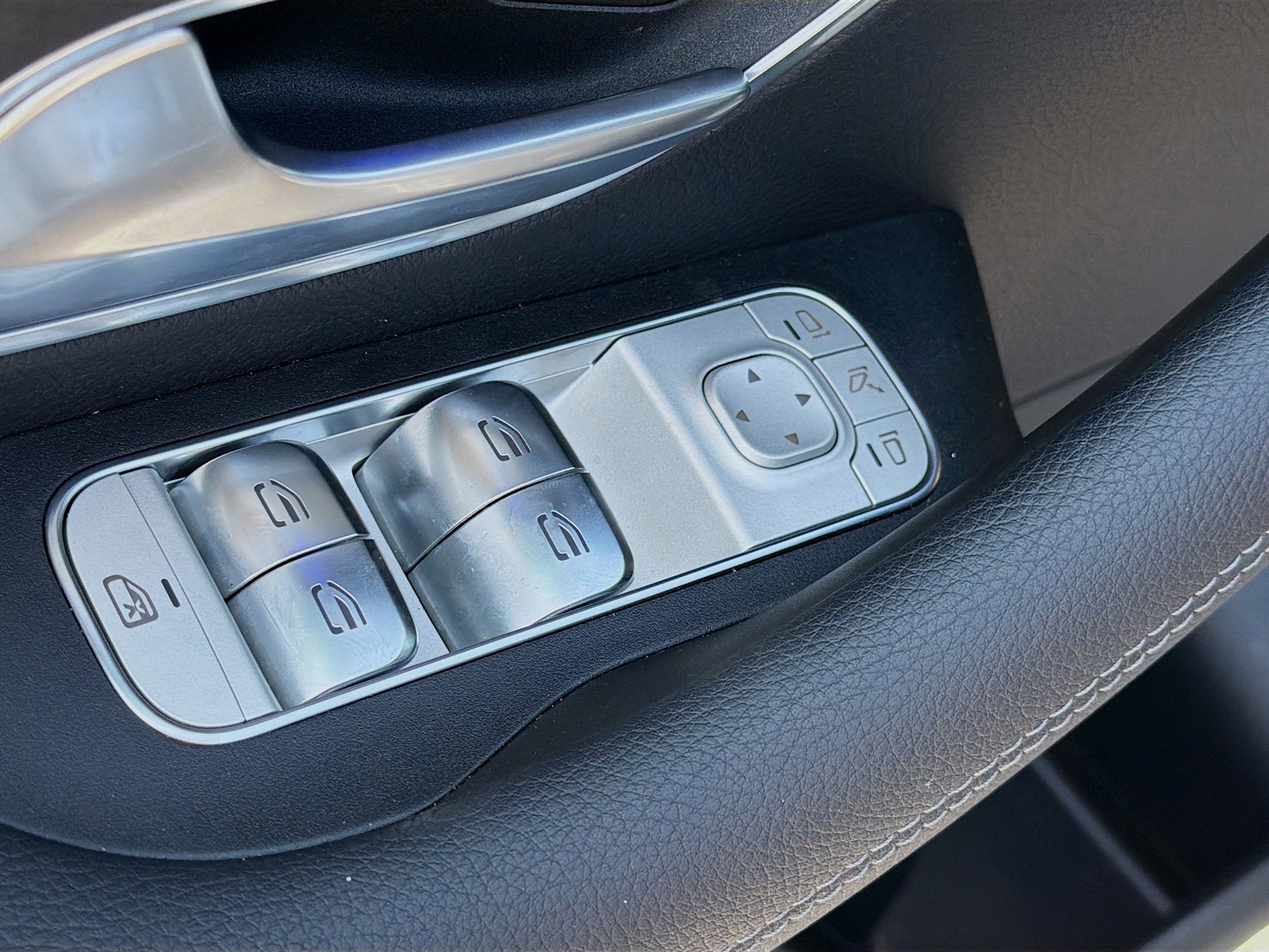 Used 2025 Mercedes-Benz GLS 450 4MATIC w/ AMG Line Exterior image 24