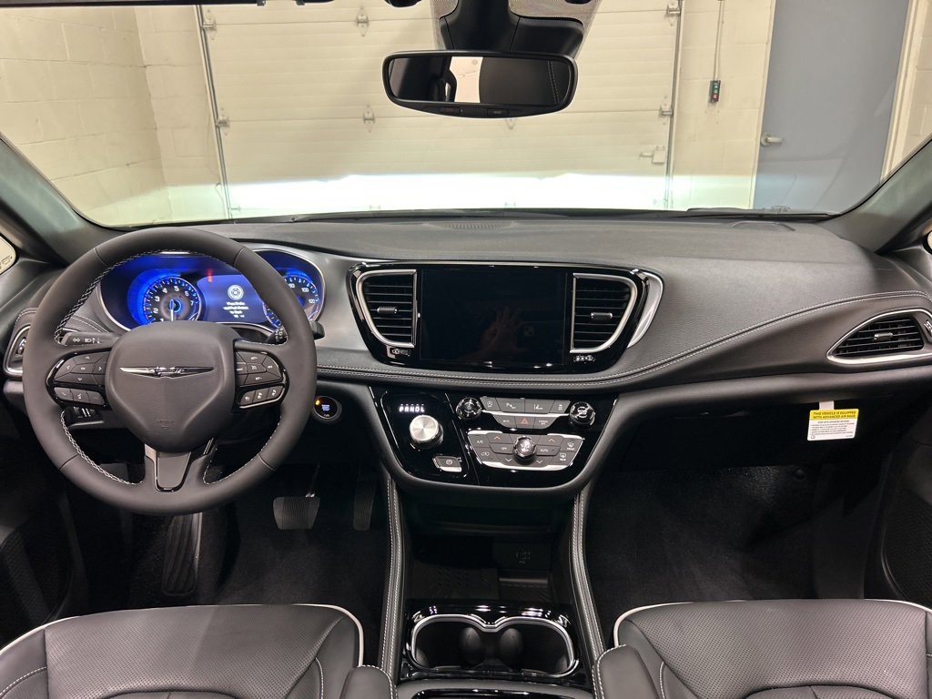 New 2026 Chrysler Pacifica Limited image 18