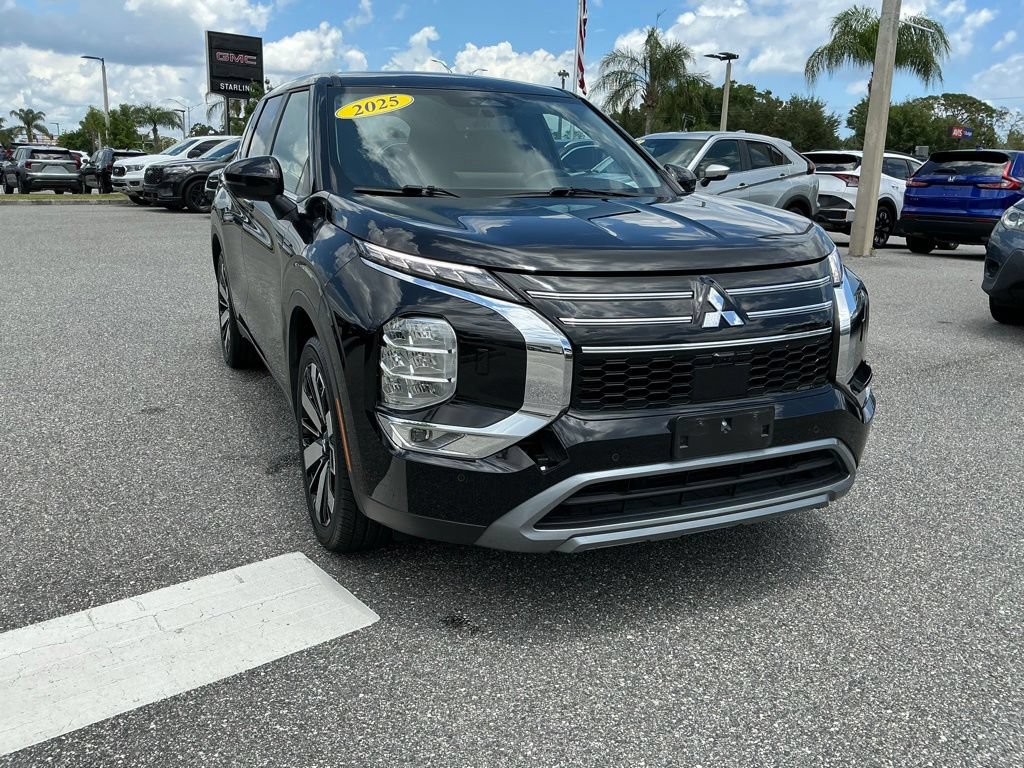 Used 2025 Mitsubishi Outlander AWD image 13