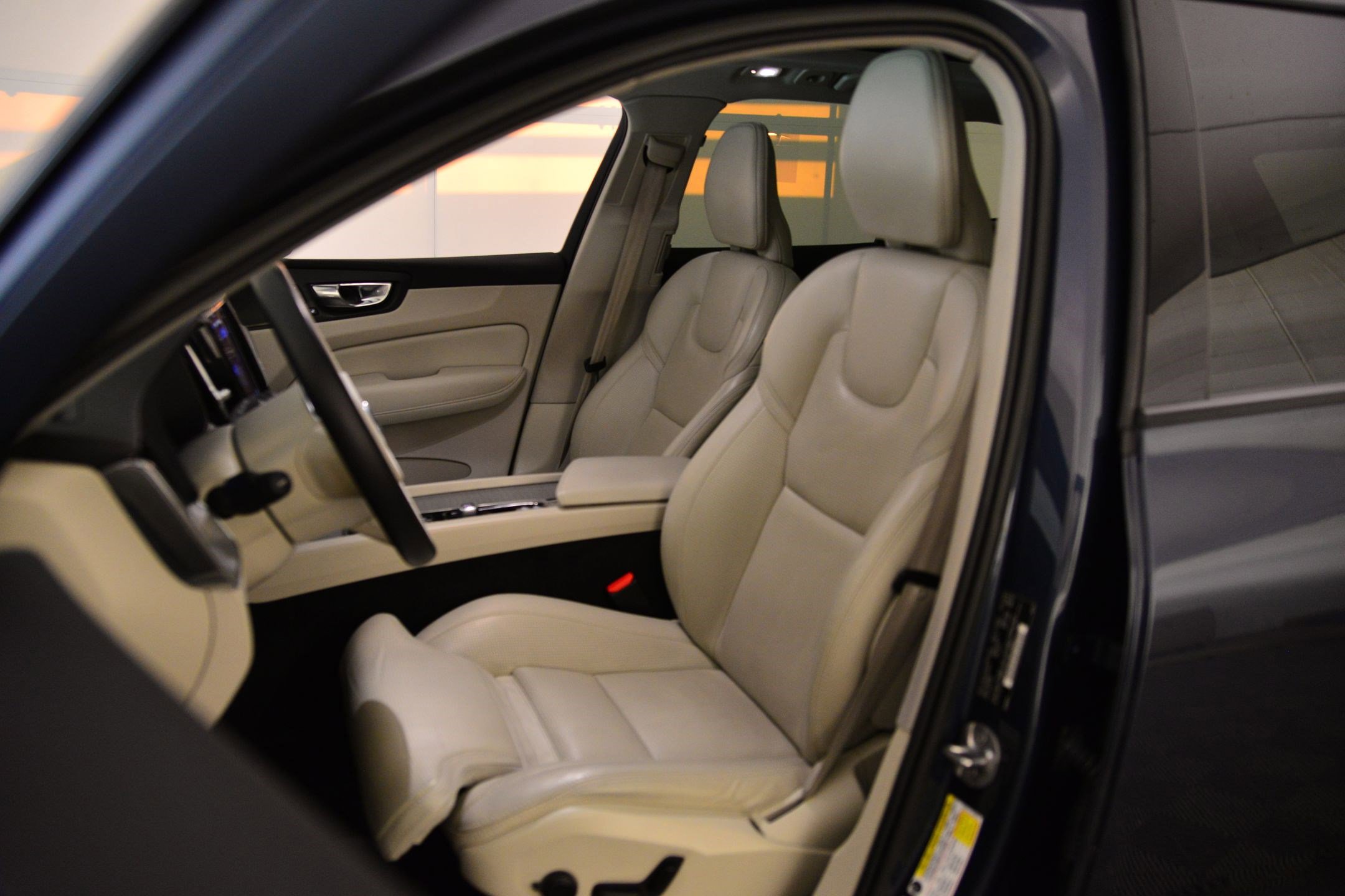 Used 2023 Volvo XC60 B5 Ultimate w/ Climate Package image 4