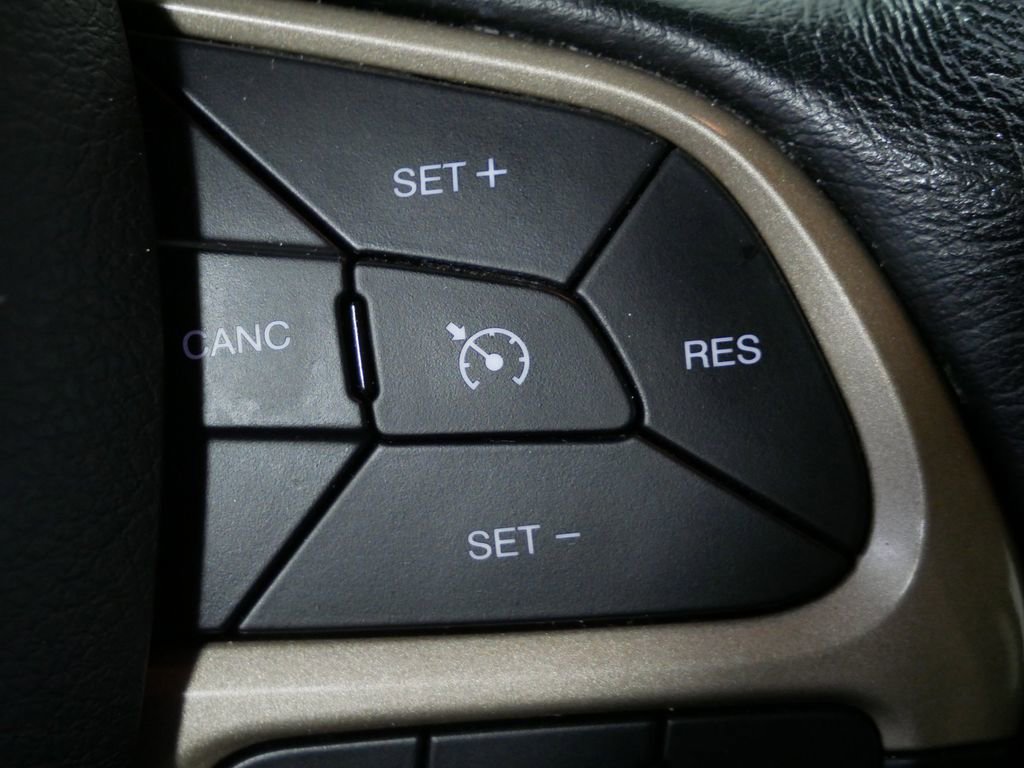 Used 2017 Jeep Renegade Latitude AWD/4WD image 26