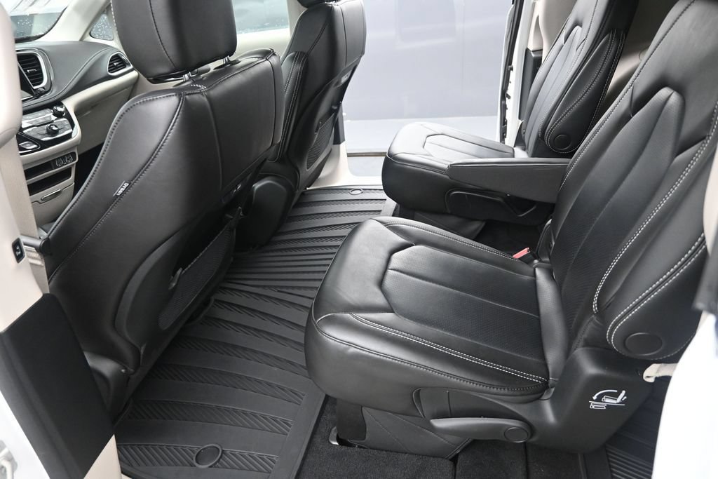 Used 2023 Chrysler Pacifica Touring-L AWD/4WD image 16