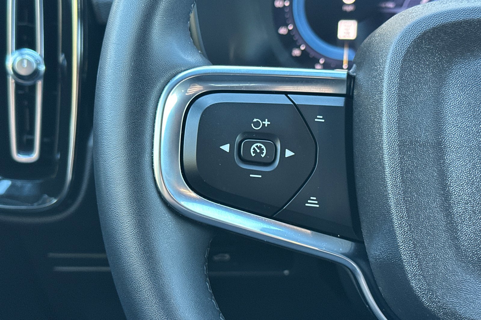 Certified 2023 Volvo XC40 Recharge Core image 27