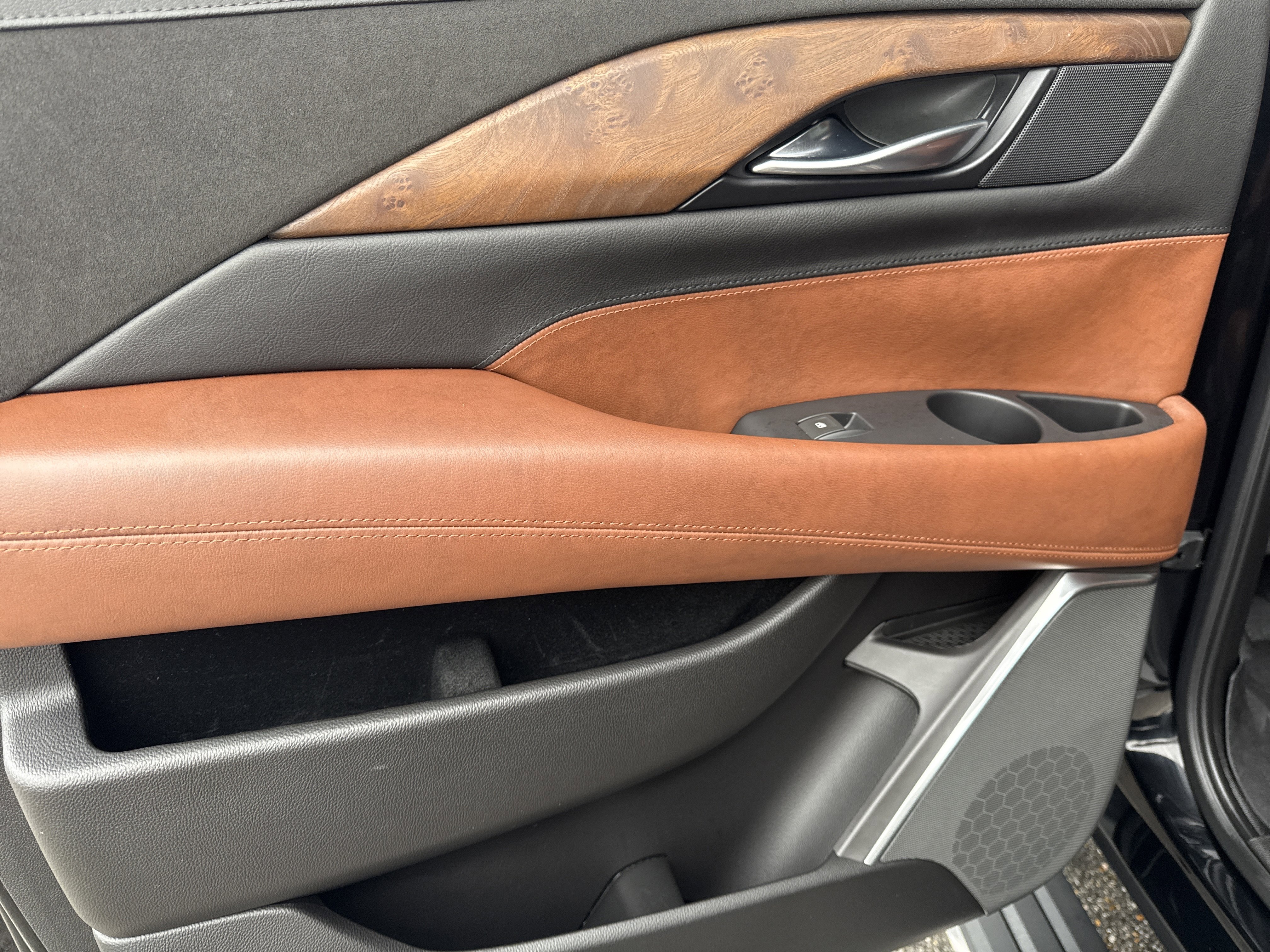 Used 2019 Cadillac Escalade ESV Premium Luxury image 11