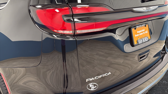 Used 2025 Chrysler Pacifica Pinnacle w/ Trailer Tow Group AWD/4WD image 43