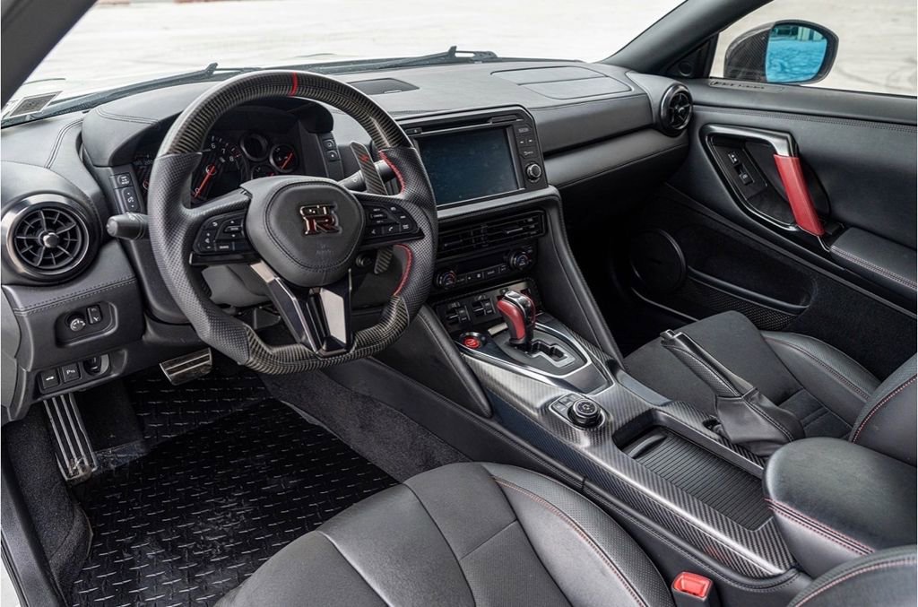 Used 2018 Nissan GT-R Premium image 13